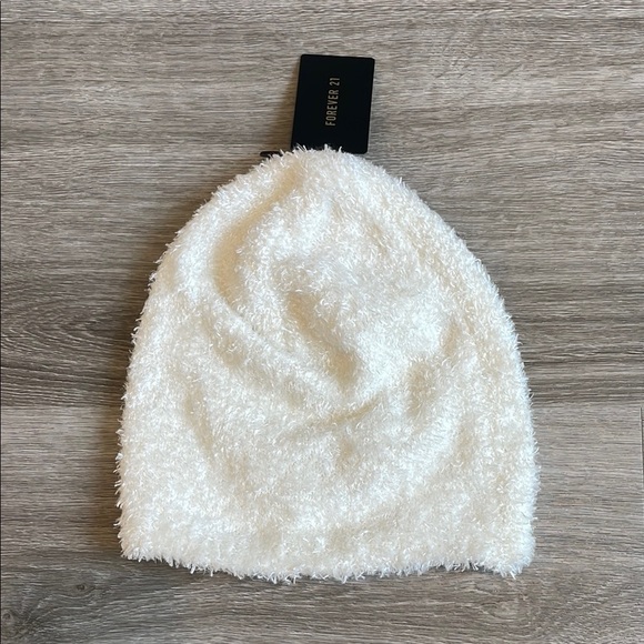 NEW Forever 21 White Fuzzy Beanie - Picture 1 of 2
